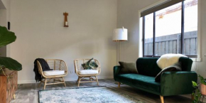 Stylish 3 bedroom house - Close to parks, bars & cafes - Free parking